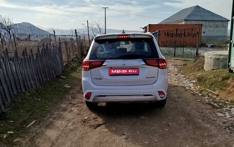 Mitsubishi Outlander III рестайлинг 3, 2022 год, 2 900 000 рублей, 1 фотография