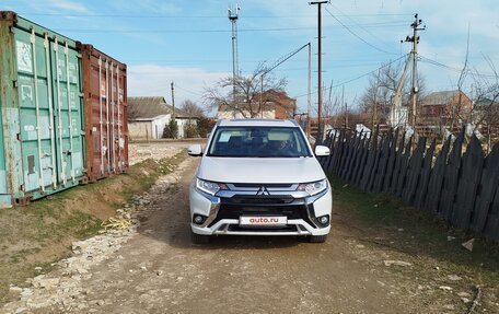 Mitsubishi Outlander III рестайлинг 3, 2022 год, 2 900 000 рублей, 3 фотография