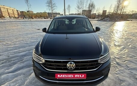 Volkswagen Tiguan II, 2021 год, 2 990 000 рублей, 2 фотография