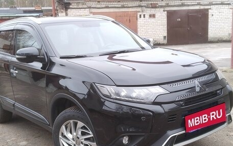 Mitsubishi Outlander III рестайлинг 3, 2019 год, 2 900 000 рублей, 1 фотография