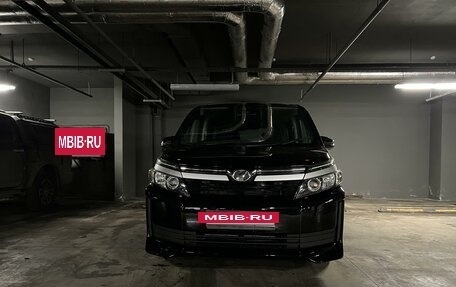 Toyota Voxy III, 2014 год, 1 890 000 рублей, 5 фотография