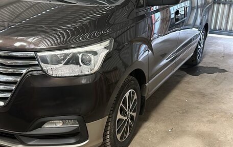 Hyundai Grand Starex Grand Starex I рестайлинг 2, 2018 год, 3 900 000 рублей, 1 фотография