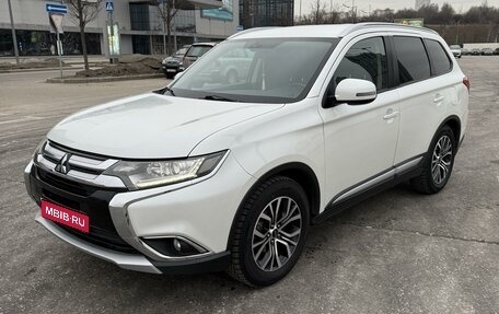 Mitsubishi Outlander III рестайлинг 3, 2015 год, 2 200 000 рублей, 1 фотография