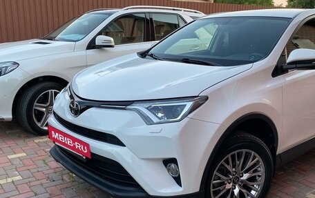 Toyota RAV4, 2015 год, 2 700 000 рублей, 2 фотография