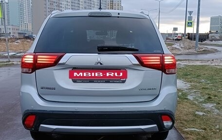 Mitsubishi Outlander III рестайлинг 3, 2015 год, 1 700 000 рублей, 5 фотография