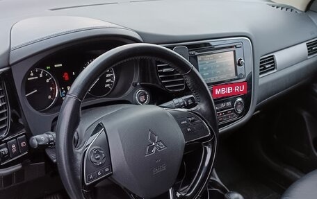 Mitsubishi Outlander III рестайлинг 3, 2015 год, 1 700 000 рублей, 8 фотография