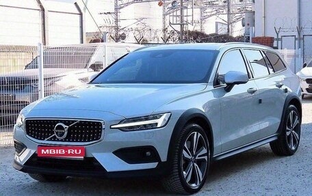 Volvo V60 Cross Country II, 2021 год, 3 150 000 рублей, 1 фотография