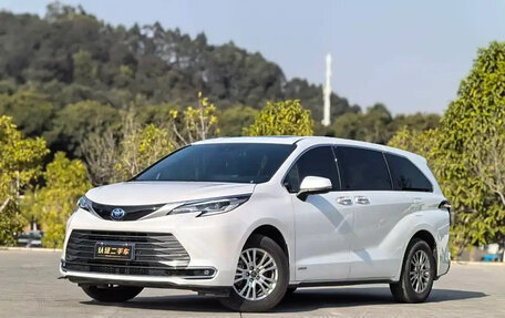 Toyota Sienna, 2021 год, 4 600 000 рублей, 1 фотография