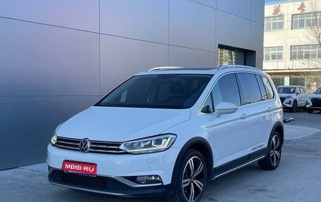 Volkswagen Touran III, 2021 год, 2 500 000 рублей, 1 фотография