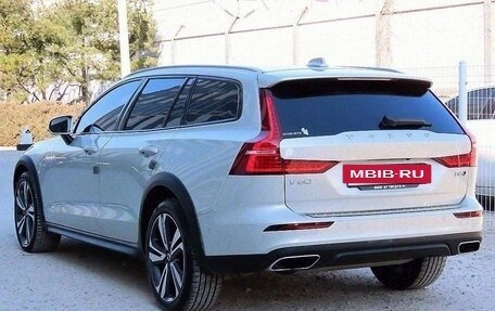 Volvo V60 Cross Country II, 2021 год, 3 150 000 рублей, 3 фотография