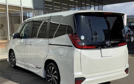 Toyota Noah III, 2021 год, 2 113 000 рублей, 8 фотография