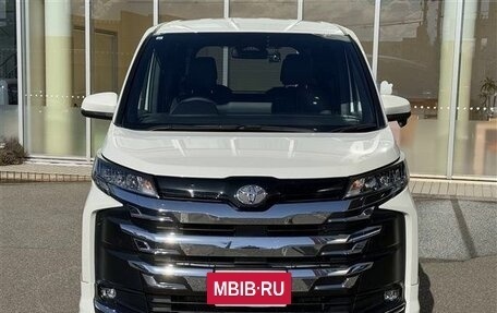 Toyota Noah III, 2021 год, 2 113 000 рублей, 2 фотография