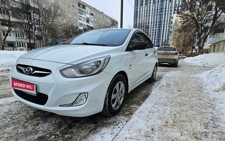 Hyundai Solaris II рестайлинг, 2013 год, 950 000 рублей, 3 фотография