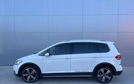 Volkswagen Touran III, 2021 год, 2 500 000 рублей, 2 фотография