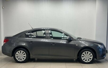 Chevrolet Cruze II, 2010 год, 655 500 рублей, 4 фотография