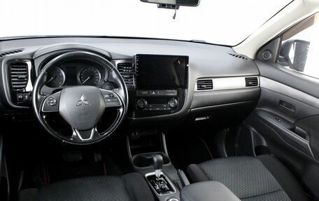 Mitsubishi Outlander III рестайлинг 3, 2015 год, 1 799 000 рублей, 26 фотография