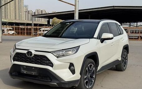 Toyota RAV4, 2021 год, 2 300 100 рублей, 1 фотография