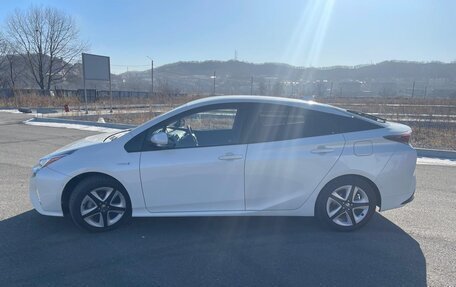 Toyota Prius IV XW50, 2016 год, 1 900 000 рублей, 5 фотография