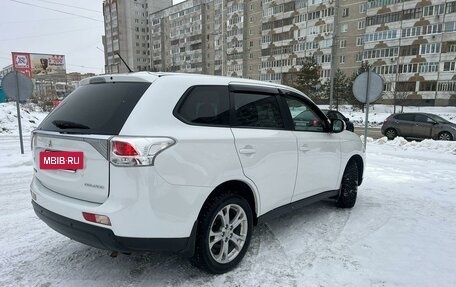 Mitsubishi Outlander III рестайлинг 3, 2013 год, 1 395 000 рублей, 2 фотография