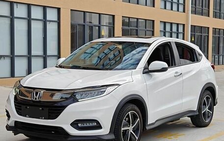 Honda Vezel, 2021 год, 1 620 000 рублей, 2 фотография