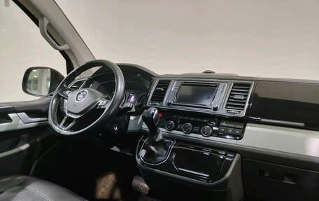 Volkswagen Multivan T6 рестайлинг, 2017 год, 3 400 000 рублей, 23 фотография