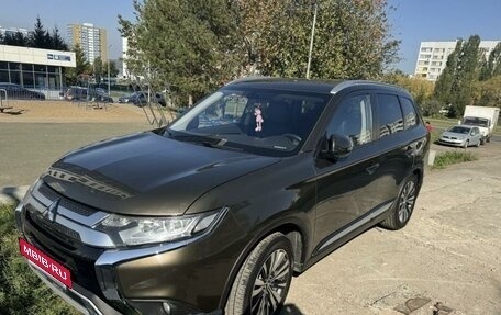 Mitsubishi Outlander III рестайлинг 3, 2020 год, 2 200 000 рублей, 14 фотография