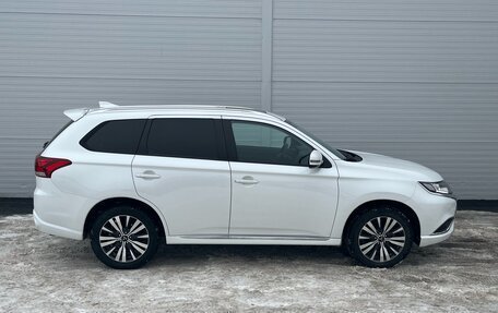 Mitsubishi Outlander III рестайлинг 3, 2022 год, 2 700 000 рублей, 4 фотография