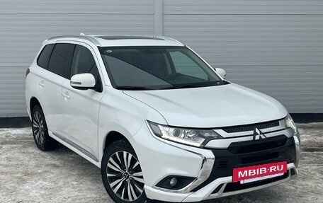 Mitsubishi Outlander III рестайлинг 3, 2022 год, 2 700 000 рублей, 3 фотография