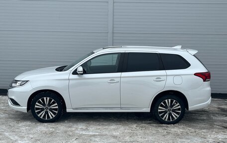 Mitsubishi Outlander III рестайлинг 3, 2022 год, 2 700 000 рублей, 5 фотография