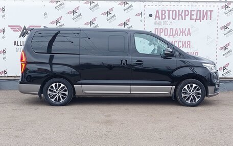 Hyundai Grand Starex Grand Starex I рестайлинг 2, 2018 год, 3 650 000 рублей, 5 фотография