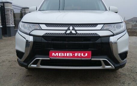 Mitsubishi Outlander III рестайлинг 3, 2019 год, 2 100 000 рублей, 1 фотография