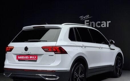 Volkswagen Tiguan II, 2021 год, 3 560 000 рублей, 3 фотография