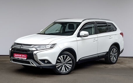 Mitsubishi Outlander III рестайлинг 3, 2019 год, 2 500 000 рублей, 1 фотография