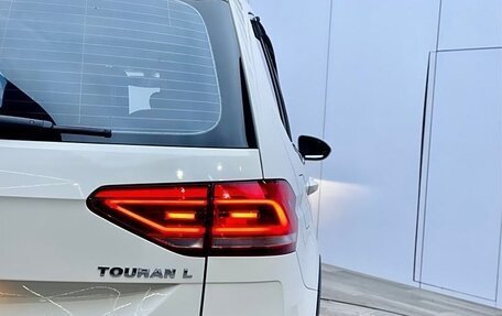 Volkswagen Touran III, 2021 год, 2 200 000 рублей, 10 фотография