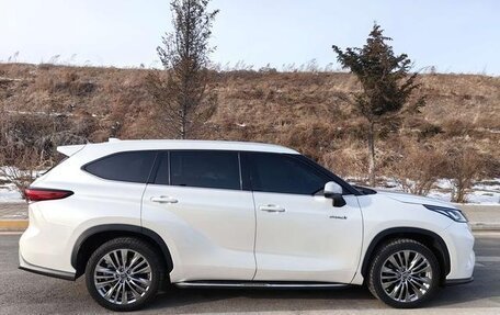 Toyota Highlander, 2022 год, 3 999 000 рублей, 4 фотография