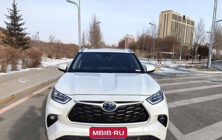 Toyota Highlander, 2022 год, 3 999 000 рублей, 2 фотография