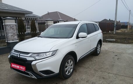 Mitsubishi Outlander III рестайлинг 3, 2019 год, 2 100 000 рублей, 2 фотография