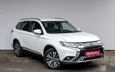 Mitsubishi Outlander III рестайлинг 3, 2019 год, 2 500 000 рублей, 3 фотография