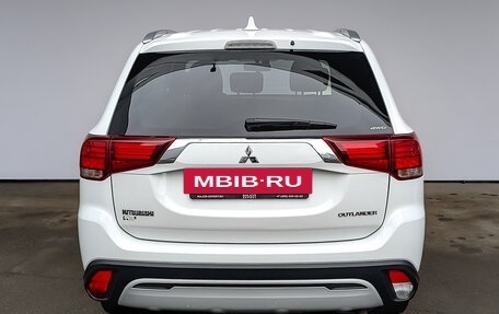 Mitsubishi Outlander III рестайлинг 3, 2019 год, 2 500 000 рублей, 6 фотография