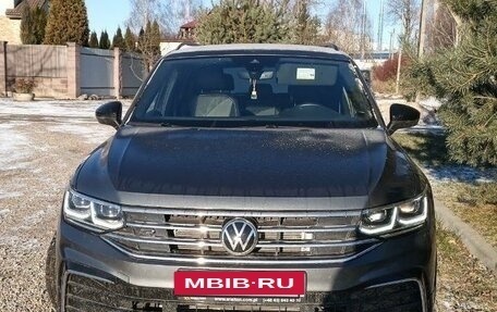 Volkswagen Tiguan II, 2022 год, 3 699 000 рублей, 2 фотография