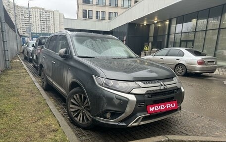 Mitsubishi Outlander III рестайлинг 3, 2019 год, 3 250 000 рублей, 2 фотография