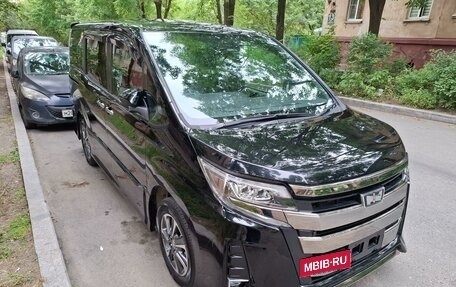 Toyota Noah III, 2019 год, 2 950 000 рублей, 2 фотография