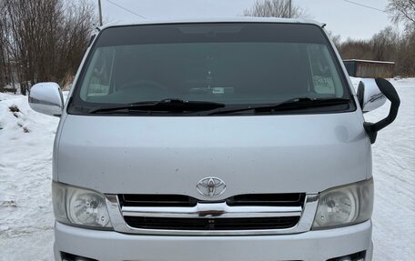 Toyota HiAce H200, 2005 год, 2 015 000 рублей, 2 фотография