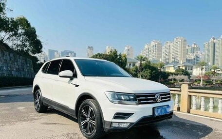 Volkswagen Tiguan II, 2021 год, 2 400 000 рублей, 2 фотография