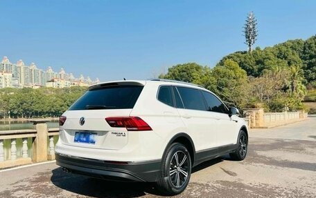 Volkswagen Tiguan II, 2021 год, 2 400 000 рублей, 4 фотография