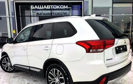 Mitsubishi Outlander III рестайлинг 3, 2018 год, 2 039 000 рублей, 6 фотография