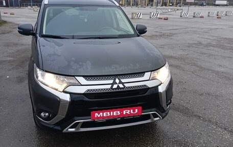 Mitsubishi Outlander III рестайлинг 3, 2020 год, 2 850 000 рублей, 9 фотография