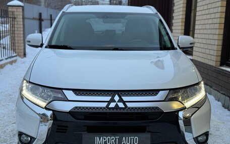 Mitsubishi Outlander III рестайлинг 3, 2019 год, 2 499 900 рублей, 2 фотография