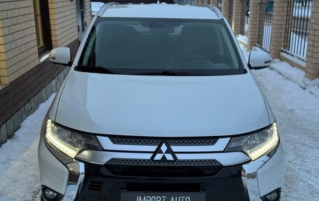 Mitsubishi Outlander III рестайлинг 3, 2019 год, 2 499 900 рублей, 5 фотография