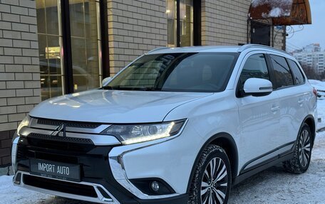 Mitsubishi Outlander III рестайлинг 3, 2019 год, 2 499 900 рублей, 7 фотография